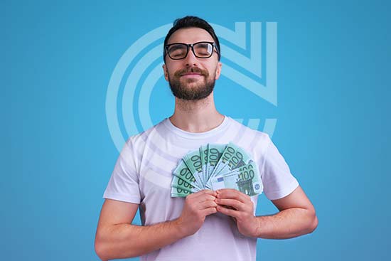 Bild - junger Mann mit 100 Euro Scheinen