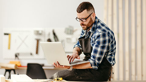 Schmuckbild: Frau vor dem PC