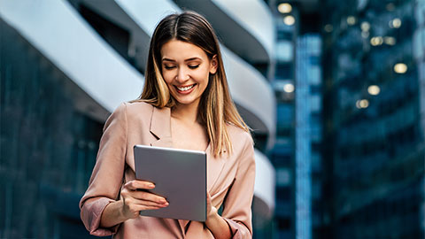 Schmuckbild: Frau mit Tablet-Computer