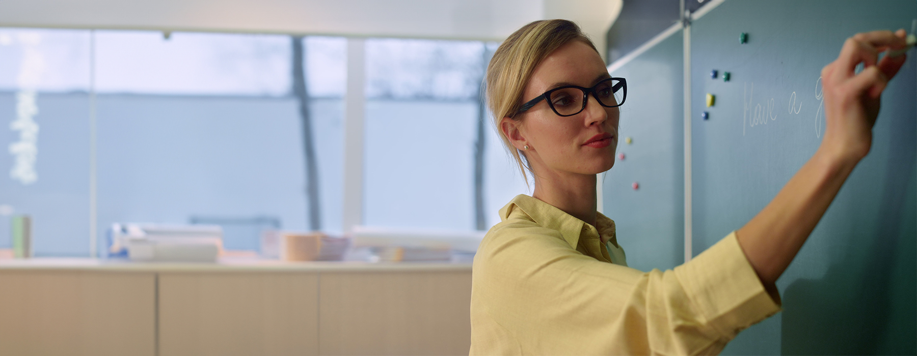 Bild: Lehrerin an der Tafel